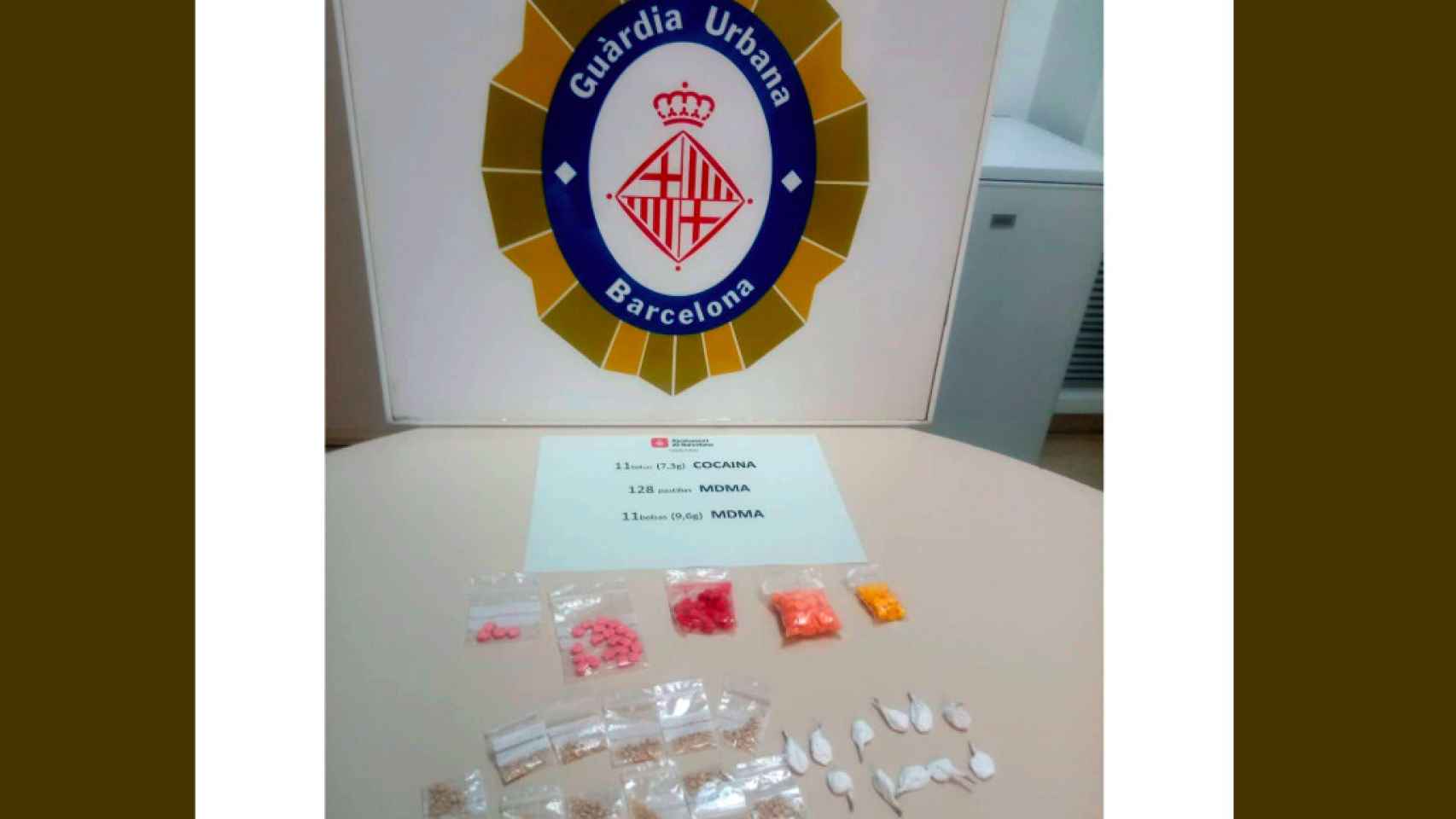 11 dosis de cocaína, 11 más de MDMA y 128 pastillas incautadas por la Guardia Urbana