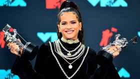 La cantante Rosalía alzando los dos galardones en la alfombra roja de los MTV Music Award