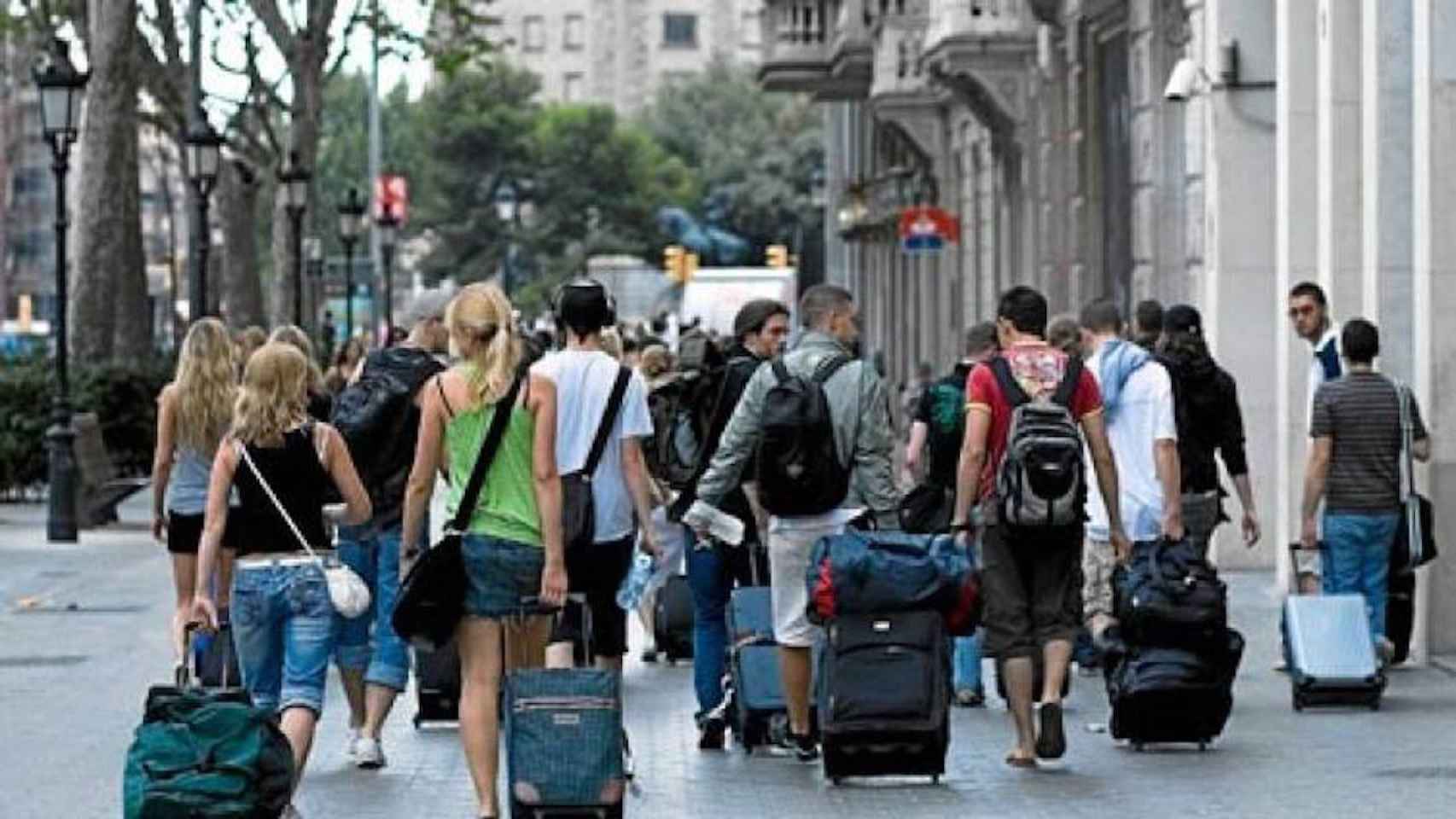 Turistas con maletas en Barcelona / EFE