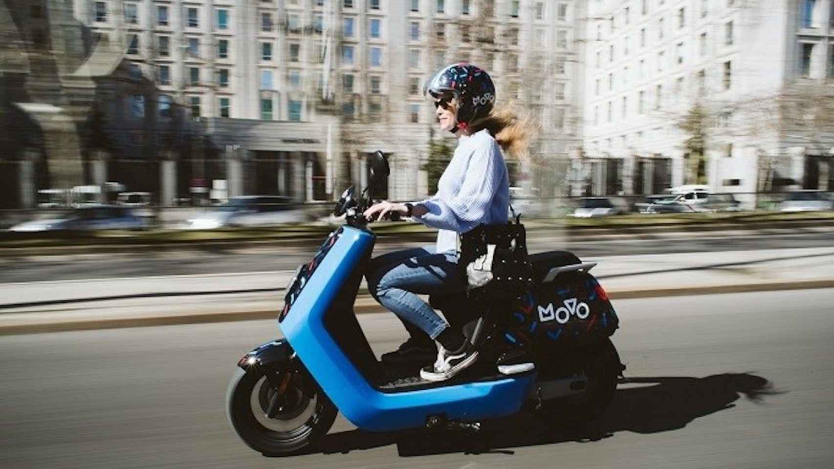 Un usuario de una moto eléctrica de Movo, que acaba de sellar una alianza con Cabify