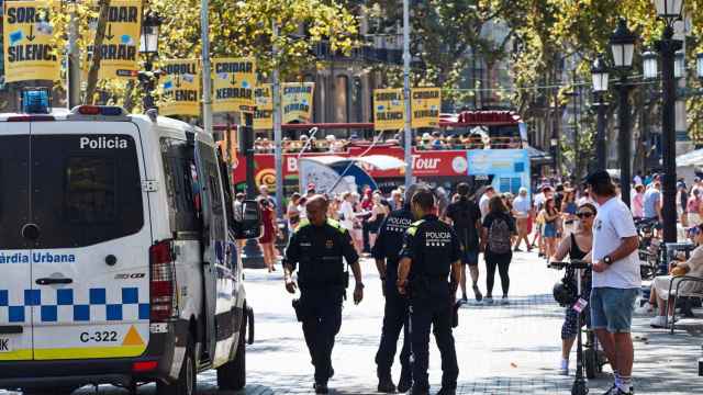 Agentes de la Guardia Urbana vigila las Ramblas de Barcelona / EFE