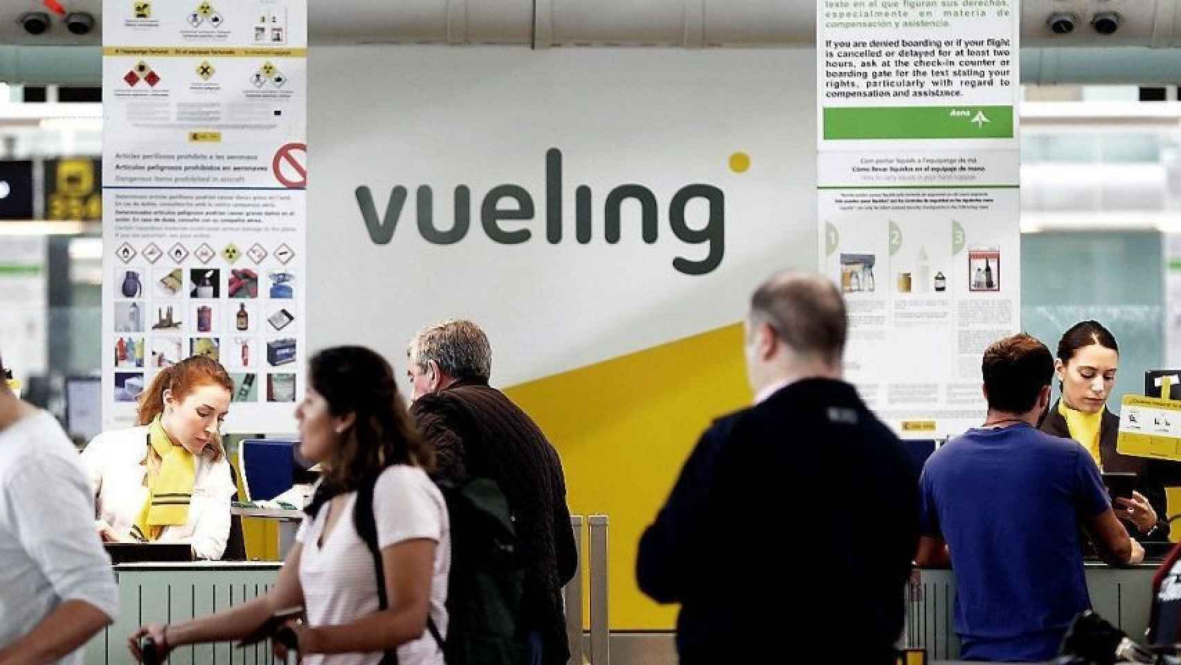 Trabajadores de Vueling en el aeropuerto de Barcelona / EFE