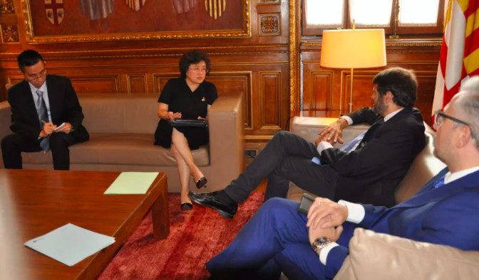 La cónsul de China en Barcelona,  Lin Nan, junto a Albert Batlle / CONSULADO DE CHINA