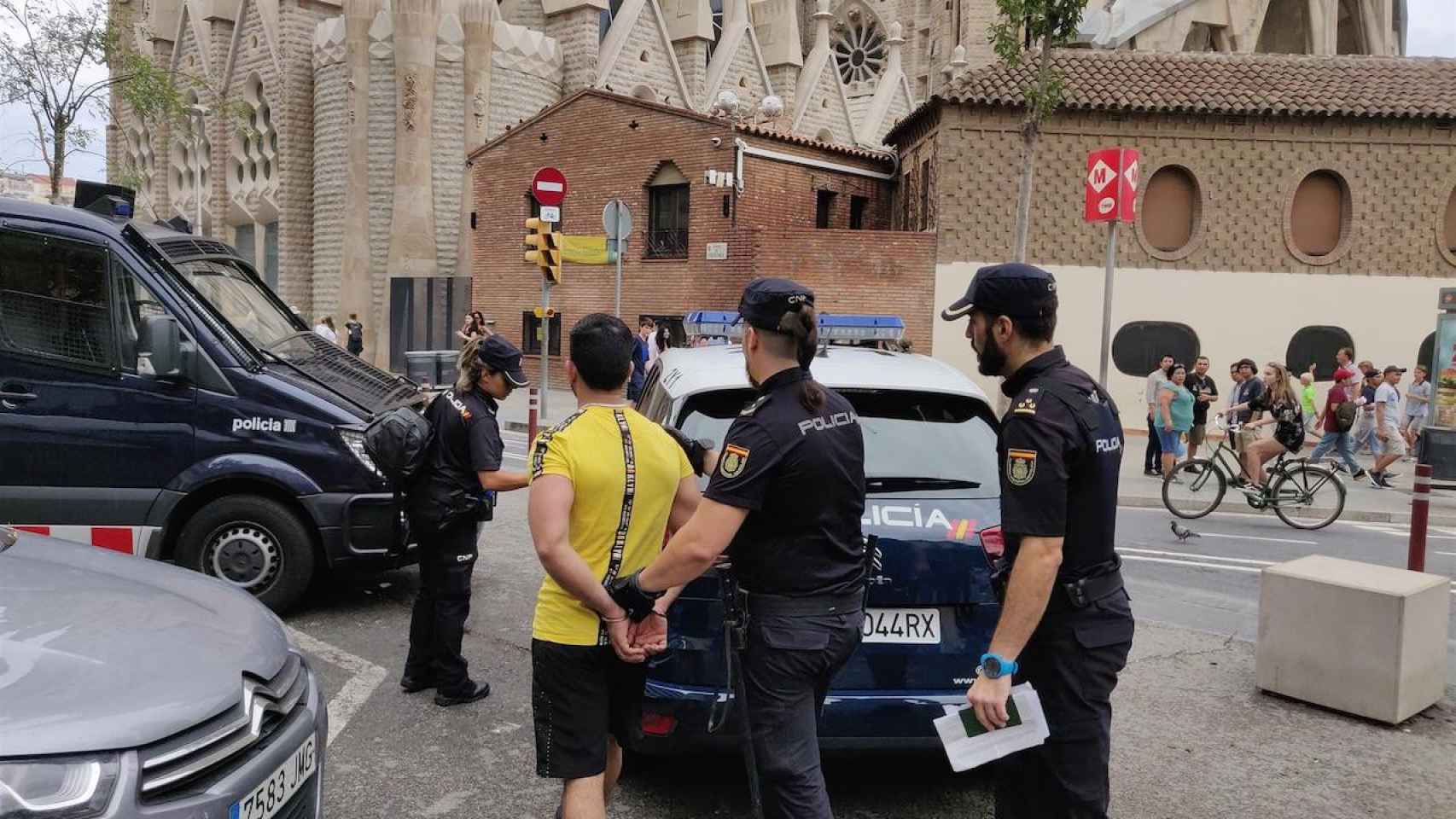 La Policía Nacional se lleva a un presunto carterista en Sagrada Família / EUROPA PRESS
