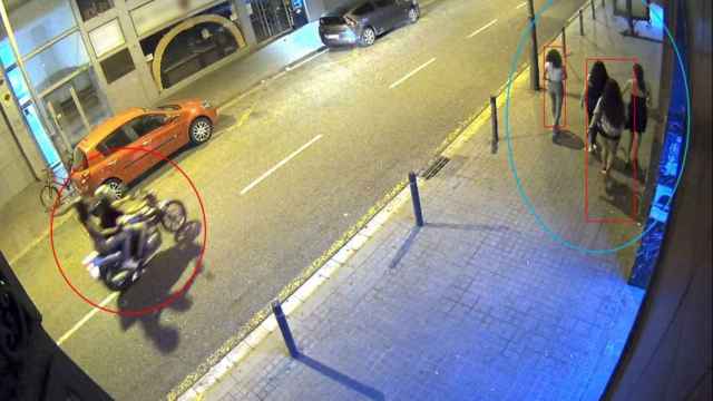 El detenido captado por una cámara de seguridad montado en una motocicleta hurtada / Mossos