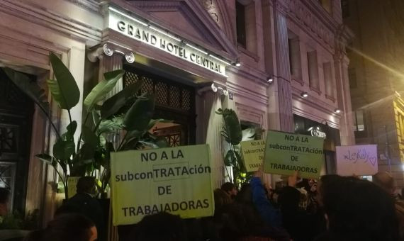 Las Kellys protestan frente al Grand Hotel Central / LAS KELLYS BARCELONA