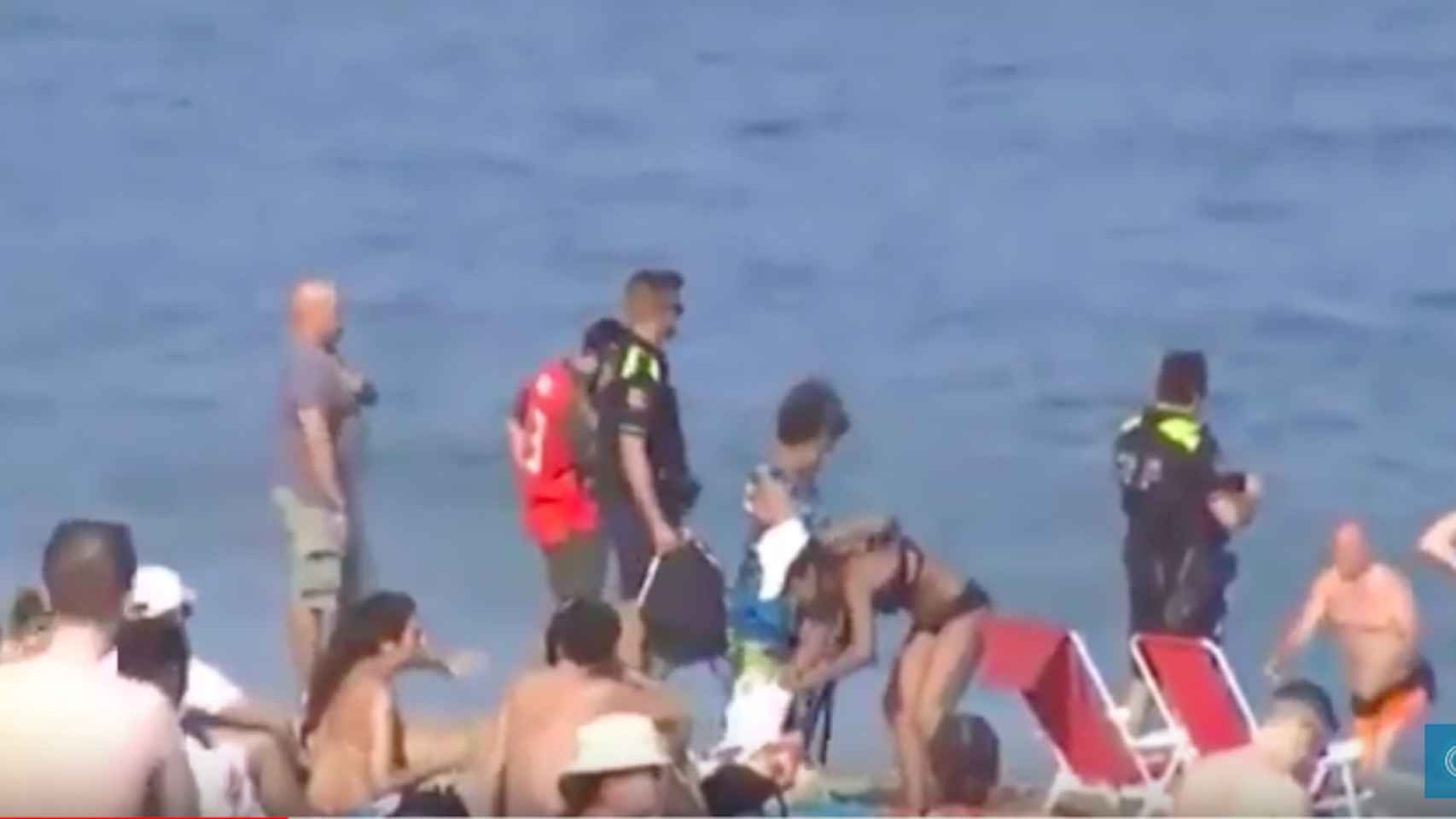 Un hombre se fuga de la policía nadando por la playa de la Barceloneta