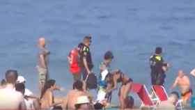 Un hombre se fuga de la policía nadando por la playa de la Barceloneta