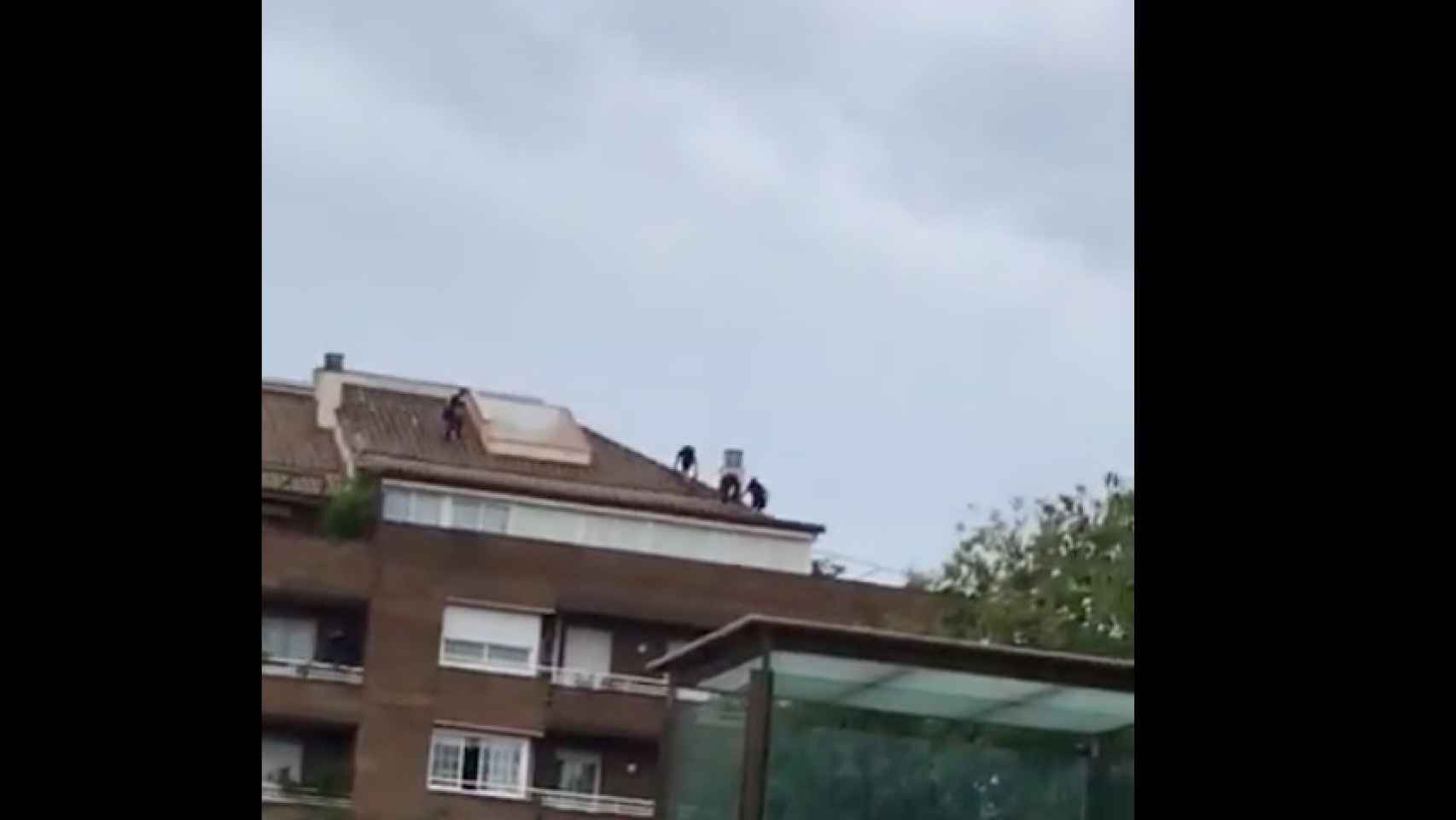 Los cuatro presuntos criminales subidos en un tejado de Barcelona