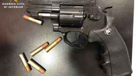 Una imagen de la pistola falsa incautada por la Guardia Civil tras el atraco en una tienda de Barcelona / GUARDIA CIVIL