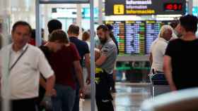 Un grupo de pasajeros pasan un control en el aeropuerto de Barcelona / EFE ALEJANDRO GARCÍA