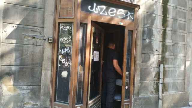 Un trabajador de DSK Servicios Auxiliares vigilando un edificio en el Eixample / P. B.