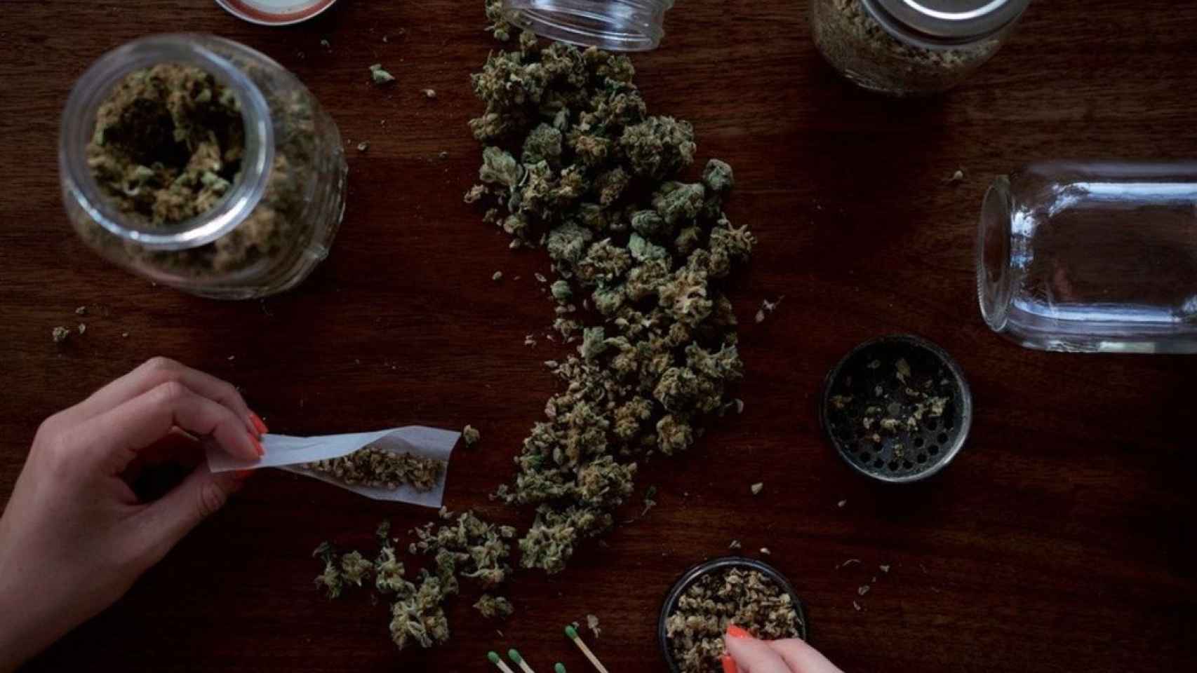 Una imagen de archivo de una persona consumiendo cannabis