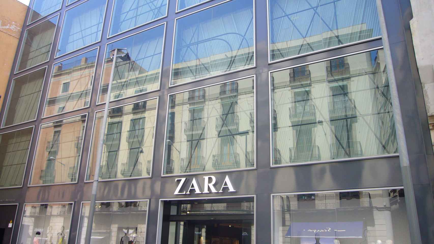 Establecimiento de la tienda Zara ubicado en el Portal de l'Àngel de Barcelona