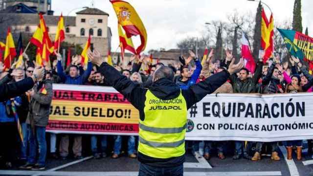 Miembros de asociación policial Jusapol en una manifestación