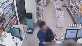 El atracador de farmacias en Barcelona captado por una cámara de seguridad / Mossos