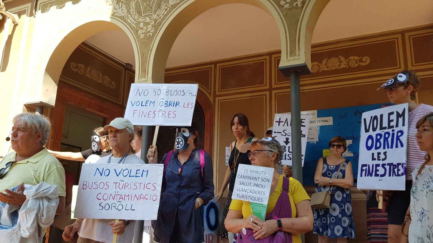 Movilización de los vecinos del Baix Guinardó contra los buses turísticos / AVV BAIX GUINARDÓ