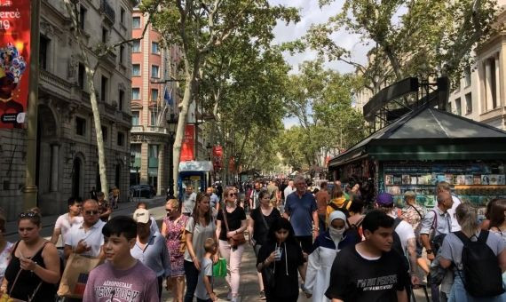 Viandantes llenan las Ramblas de Barcelona / METRÓPOLI ABIERTA