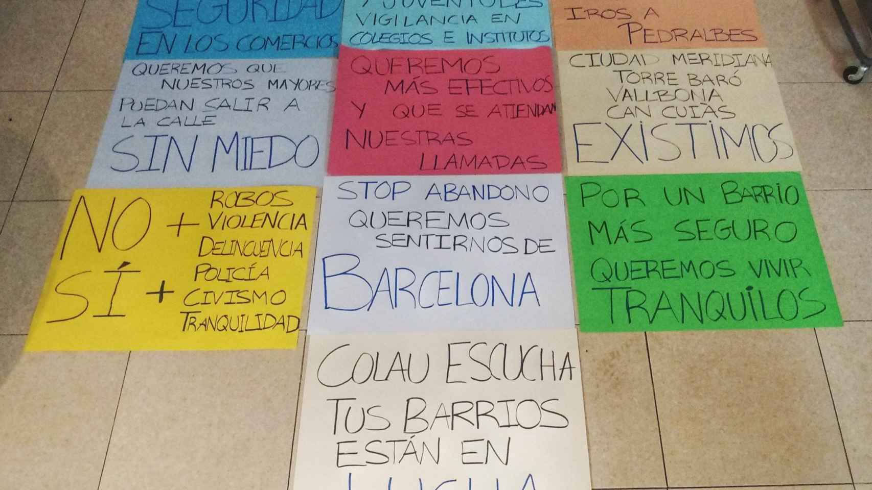 Carteles para la manifestación de este miércoles en Nou Barris / MIKEL MARTÍNEZ