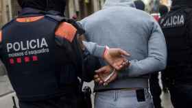 Los Mossos d'Esquadra se llevan un detenido / EFE