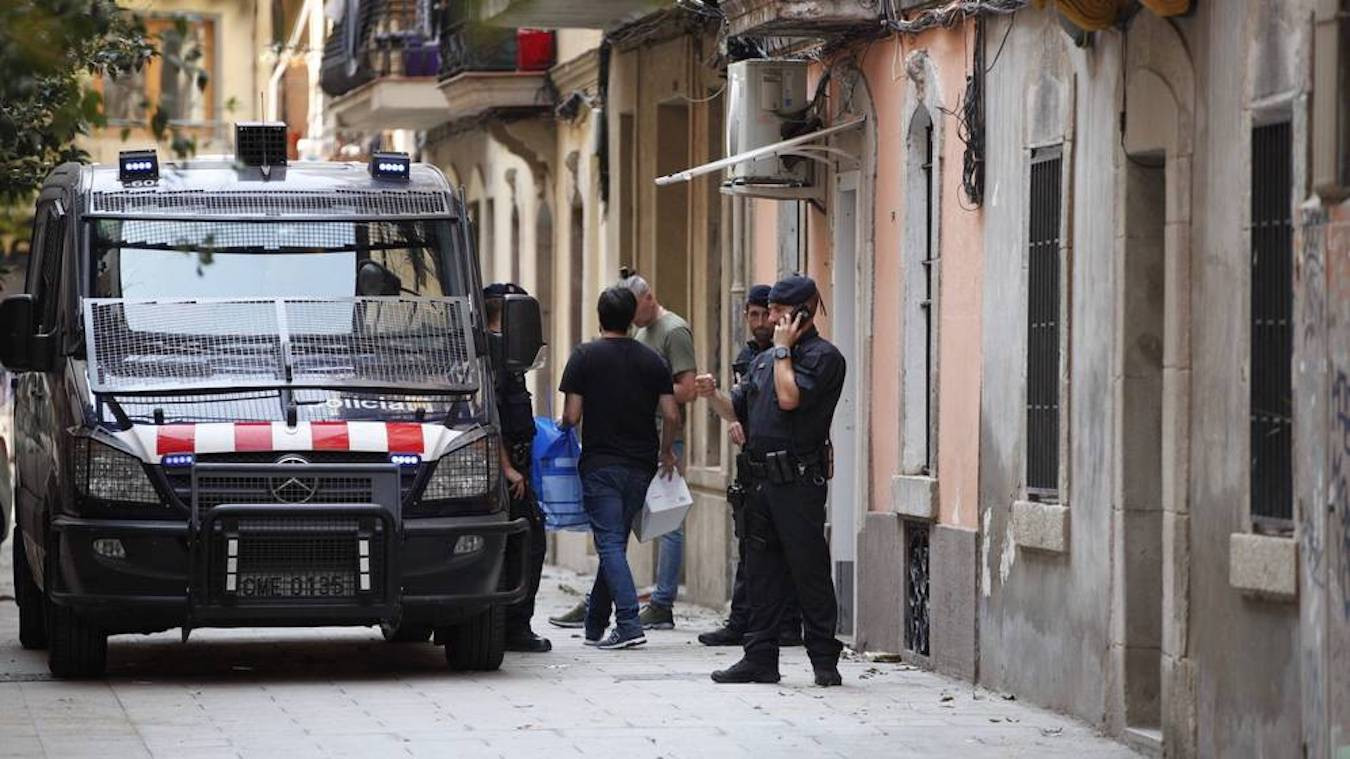 Agentes antidisturbios de los Mossos en una acción policial en Barcelona
