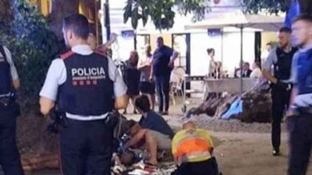 Los servicios de emergencia atienden a un hombre tras ser tiroteado en el Poblenou / BCN HELPERS