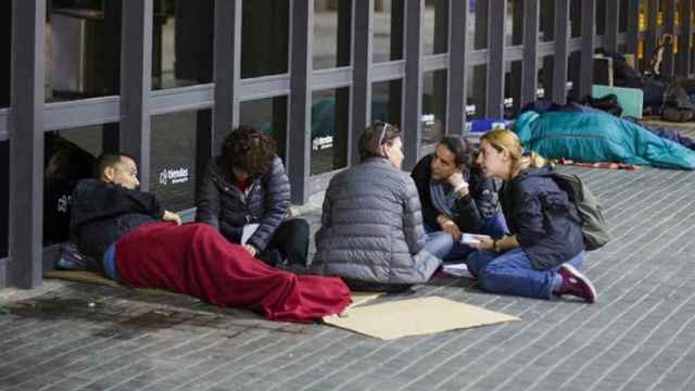 Voluntarios de Arrels atienden a personas sintecho en Barcelona / ARRELS