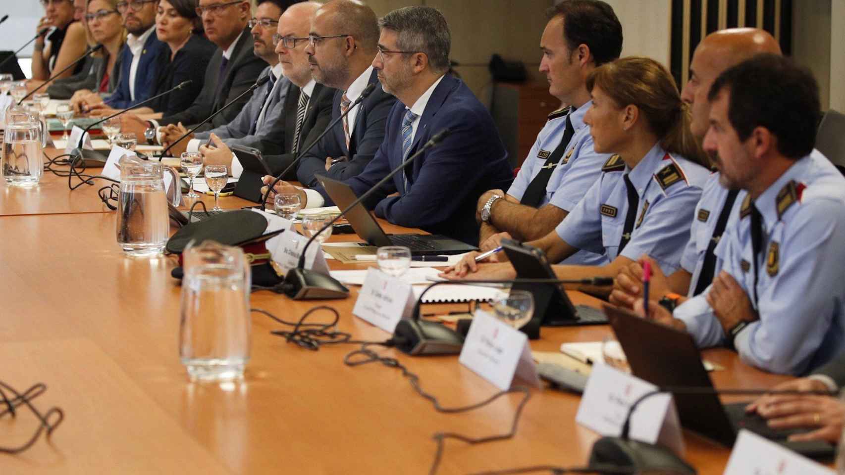 El conseller de Interior, Miquel Buch, y otros miembros autorizados en la primera reunión del Plan Barcelona Ciudad Segura / EFE