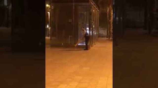 Un agente de los Mossos d'Esquadra juega a cricket en Barcelona / MA