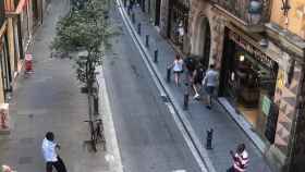 Varias personas pasean por una calle del Gòtic / FEM GÒTIC