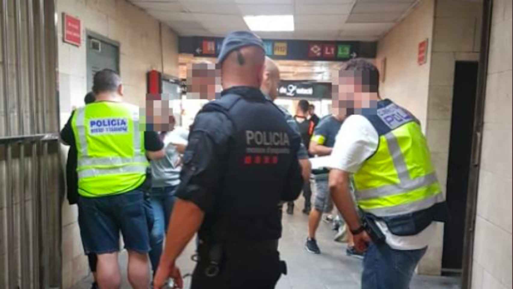 Mossos d'Esquadra durante la redada en el Metro de Barcelona