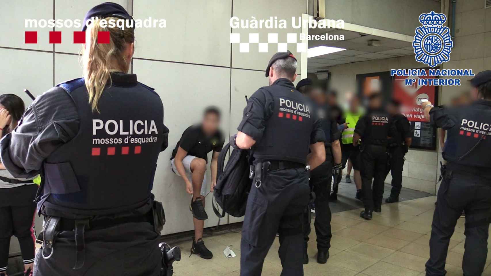 Agentes de los Mossos d'Esquadra durante la redada en el Metro de Barcelona