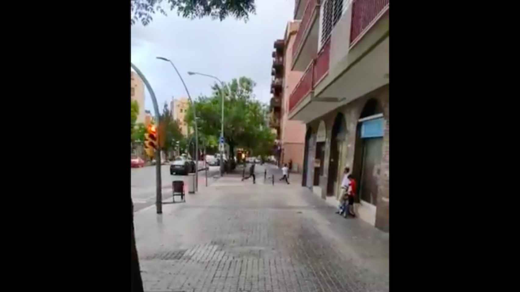 Captura de pantalla del vídeo de la pelea en La Sagrera / TWITTER