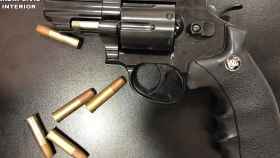 El arma simulada por el presunto ladrón de 16 teléfonos móviles / Guardia Urbana