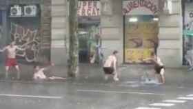 Los jóvenes bañándose en la calle