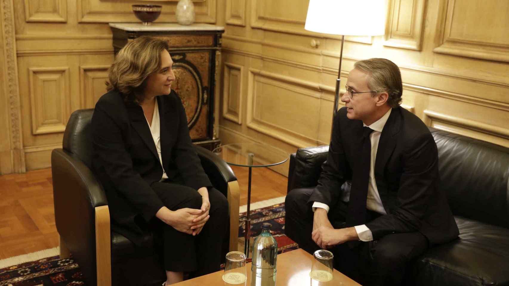 Ada Colau, alcaldesa de Barcelona, conversa con Javier Faus, presidente del Círculo de Economía