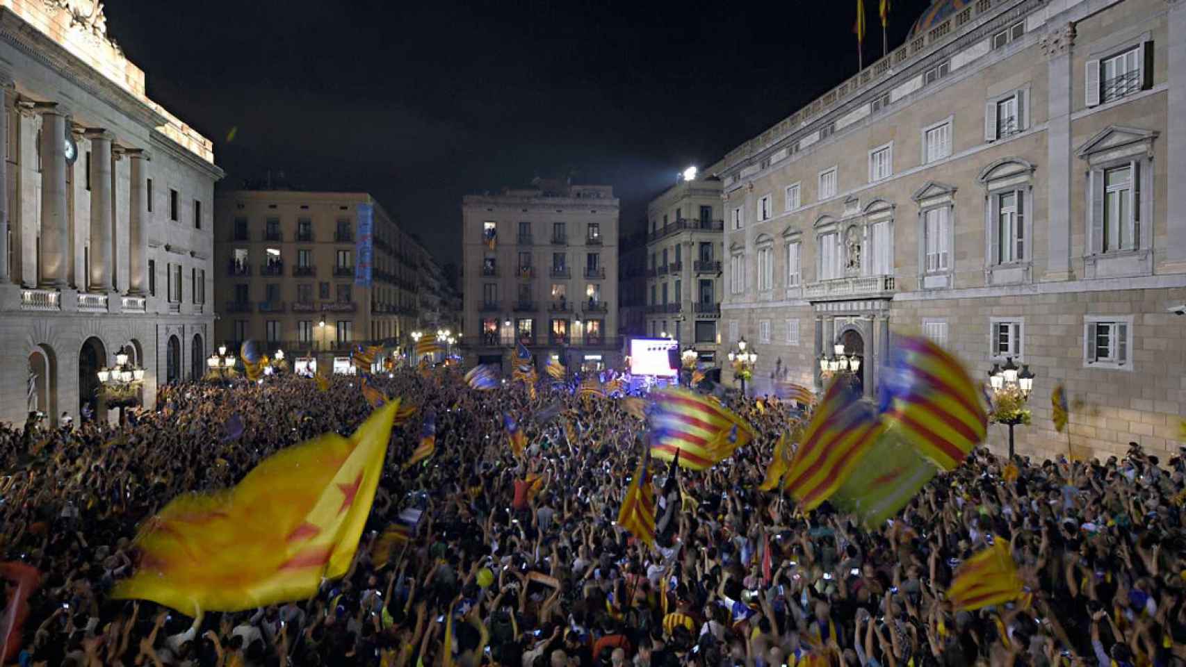 Concentración independentista en la plaza Sant Jaume de Barcelona
