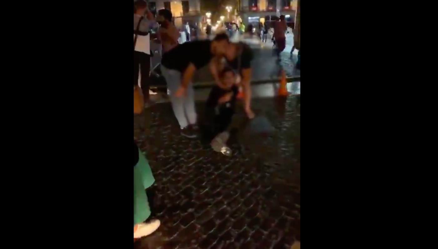 Captura de pantalla de un vídeo en el que los turistas retienen al ladrón en la plaza Sant Jaume / HELPERS