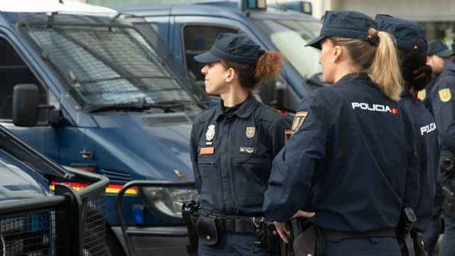 Dos agentes del cuerpo de la Policía Nacional