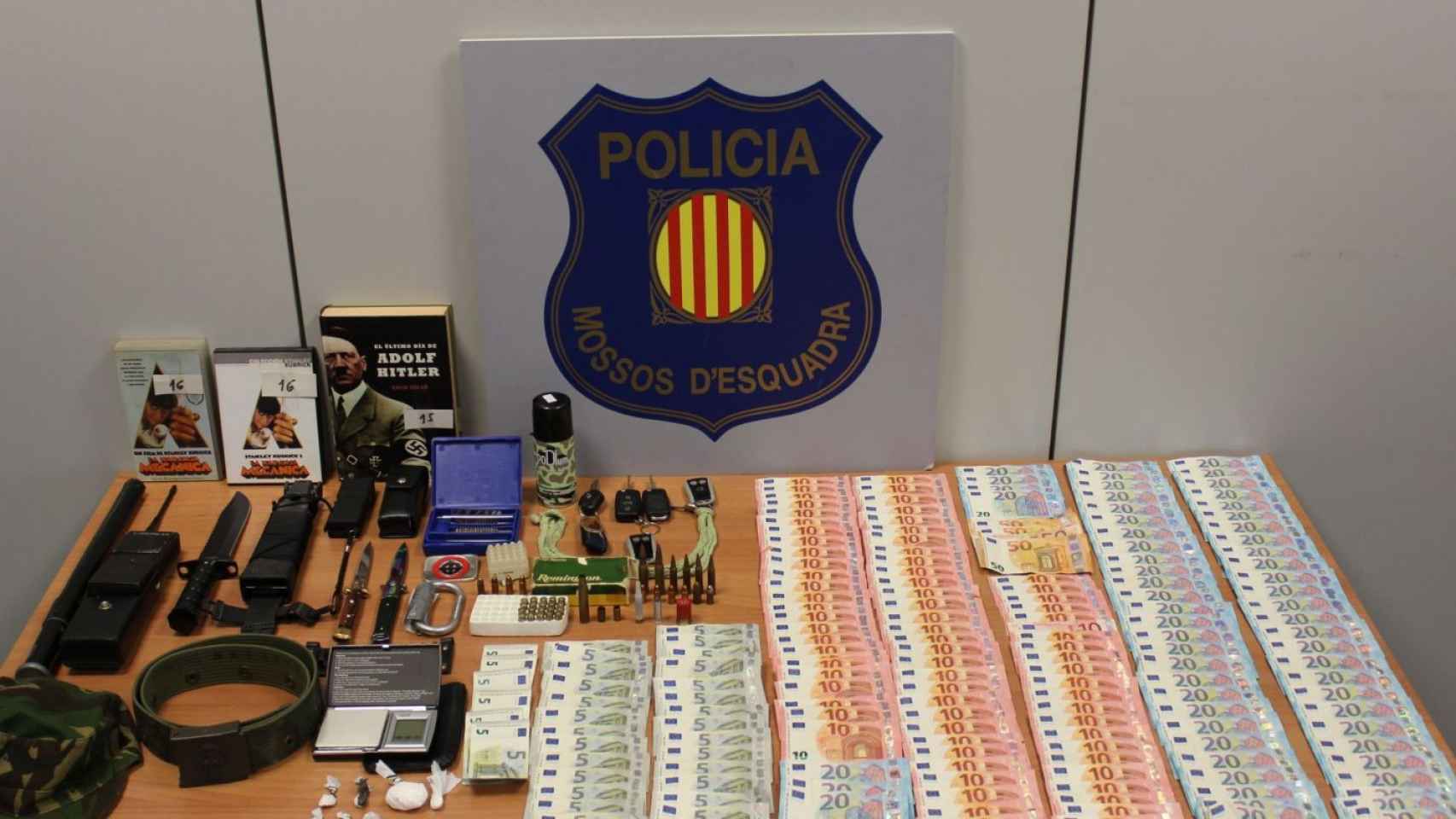 Material confiscado por los agentes de los Mossos d'Esquadra de Cerdanyola del Vallès