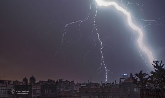 El cielo de Barcelona cubierto de rayos