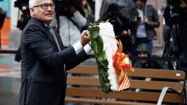 Josep Bou (PP), con su particular ofrenda floral a Rafael Casanova / EFE- Enric Fontcuberta