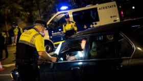 Agentes de la Guardia Urbana durante un control de alcoholemia en Barcelona / AYUNTAMIENTO DE BARCELONA