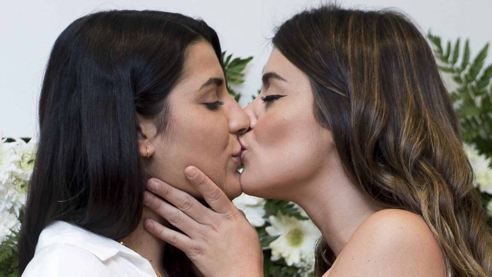 Alba Paul y Dulceida dándose un beso en la presentación del perfume de la instagramer