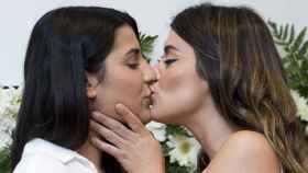 Alba Paul y Dulceida dándose un beso en la presentación del perfume de la instagramer