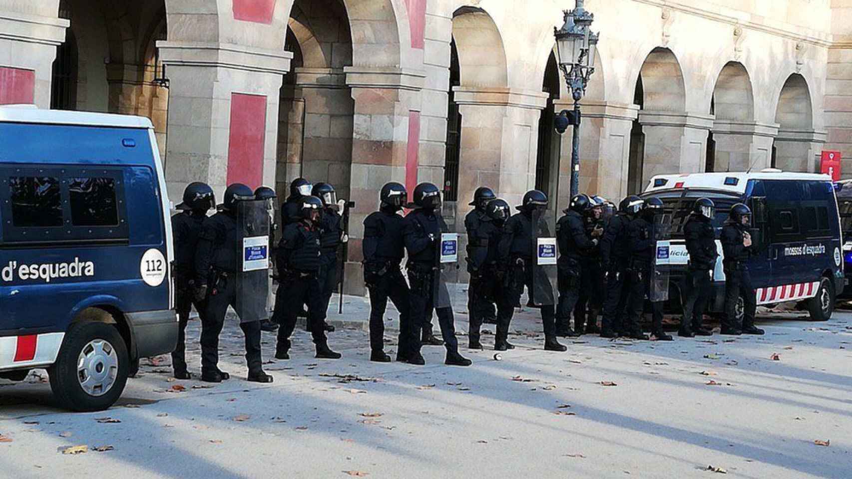Agentes de los Mossos d'Esquadra delante del Parlament