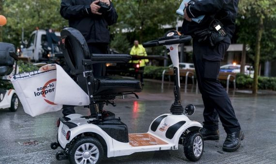 Agentes de la Urbana con una silla de ruedas de alquiler requisada / AYUNTAMIENTO DE BCN