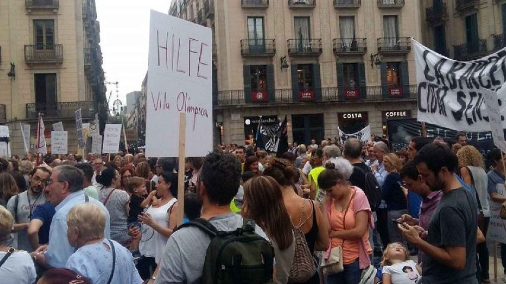 Decenas de vecinos en la plaza de Sant Jaume en una protesta contra la inseguridad / TWITTER