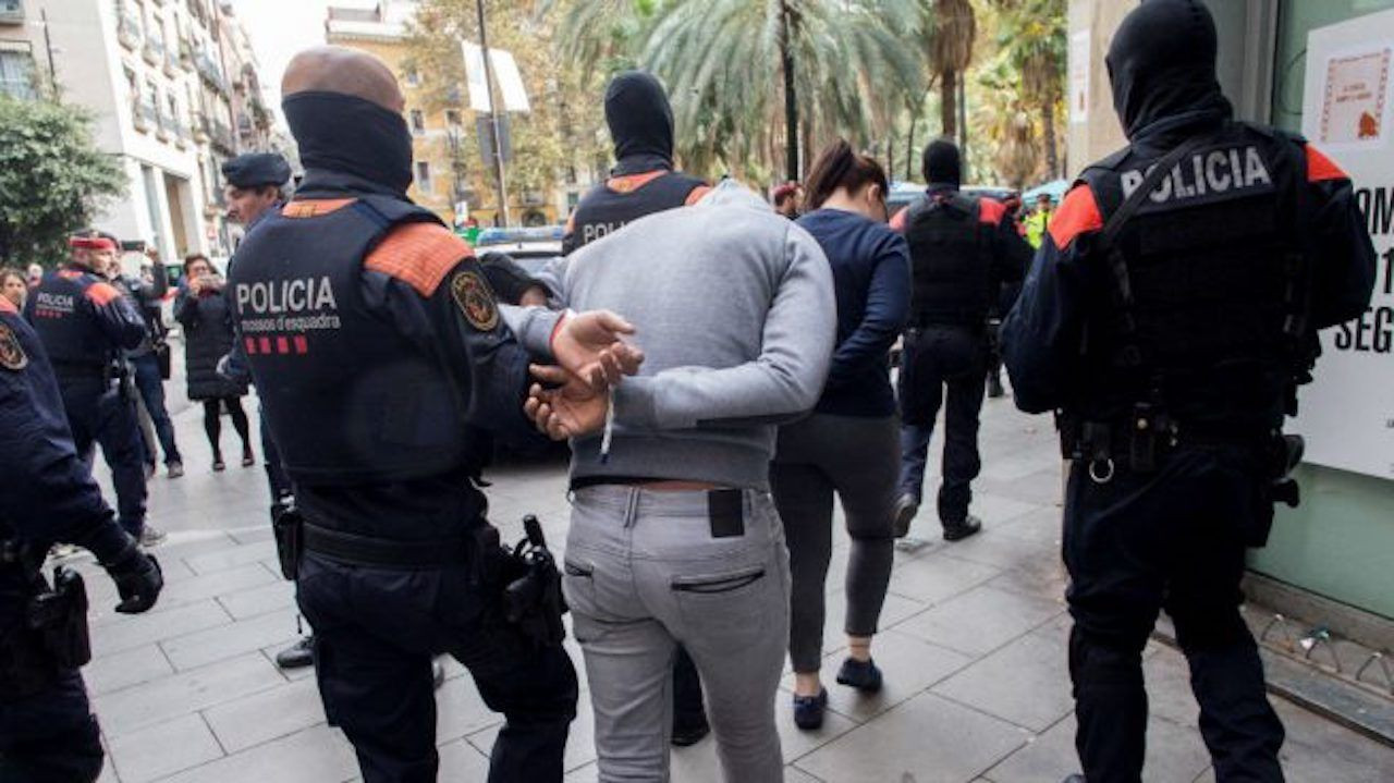Agentes de los Mossos d'Esquadra se llevan un detenido en Barcelona / EFE