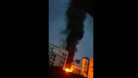 Desalojan un edificio por un espectacular incendio en el Eixample